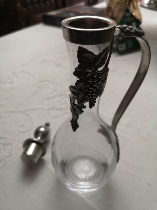 jarro com aplicações em estanho