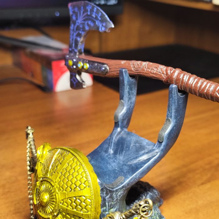 Подставка-держатель для геймпада в стиле God of War