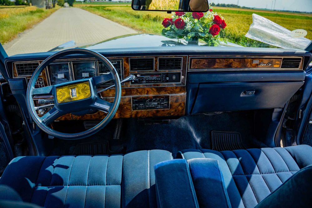 Niebieski Lincoln Town Car 5.0 V8 1984