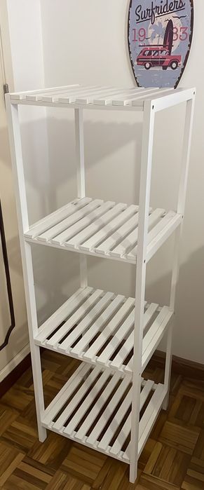 Estante de madeira branca