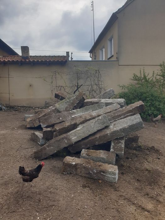 Wiekowe słupy granitowe