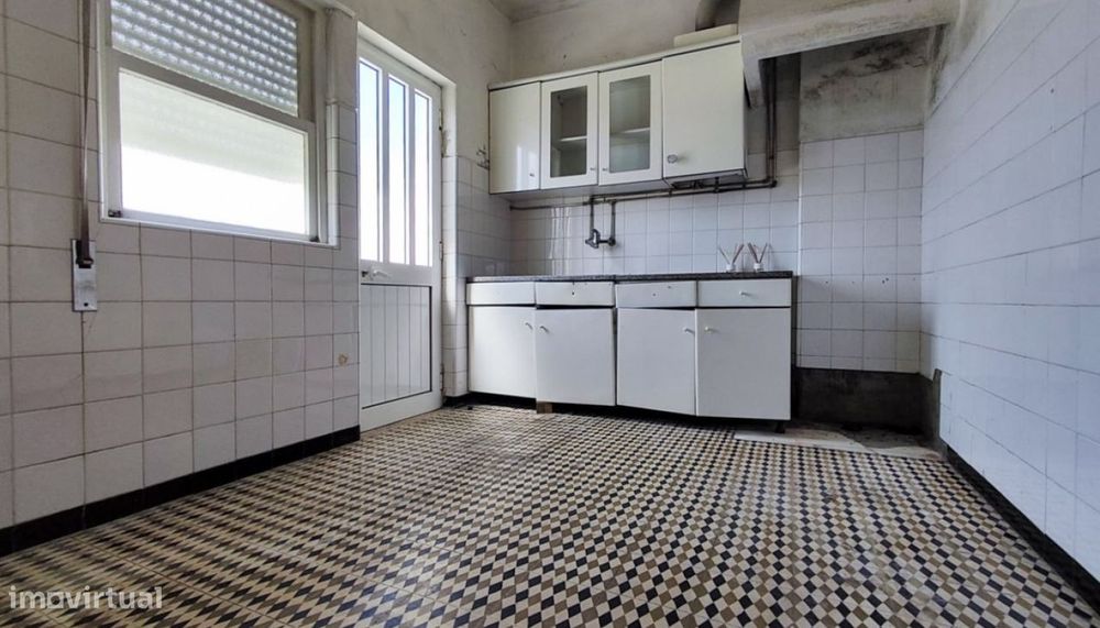 Venda de Andar Moradia T2 para remodelar, Meadela, Viana do Castelo.
