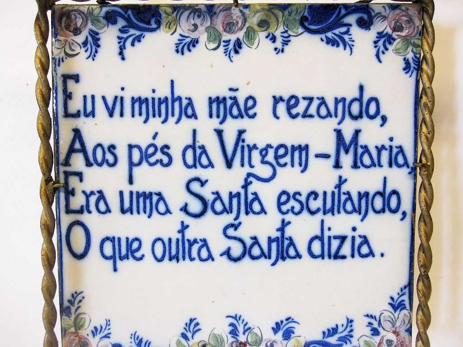 antigo azulejo em faiança pintado à mão "Vi minha minha mãe rezando...