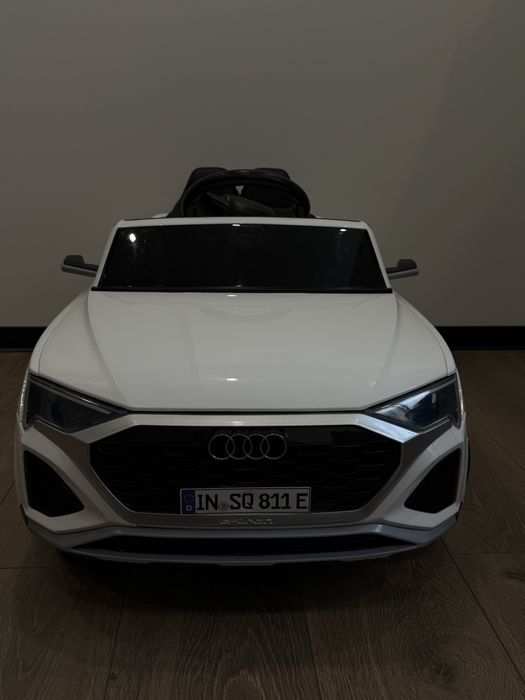 Дитячий автомобіль AUDI SQ8 в ідеальному стані. Чудово підійде на подарунок