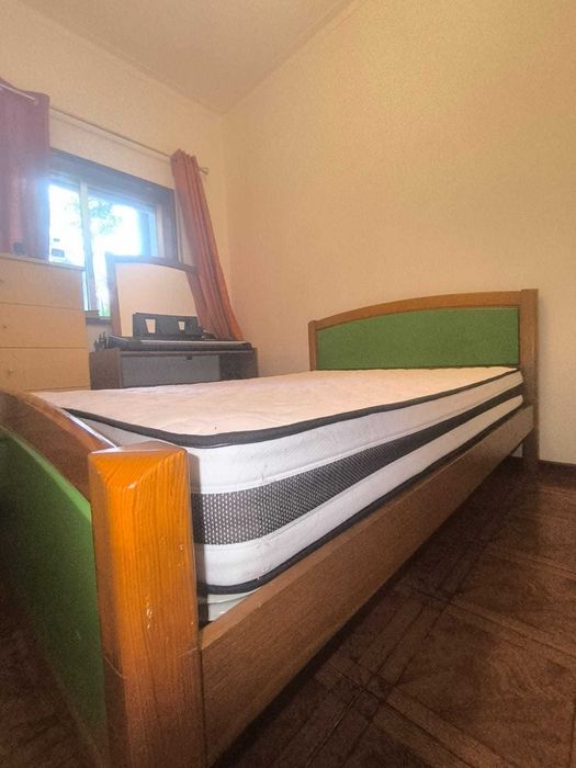 Cama de Casal de Madeira (com colchão incluído)