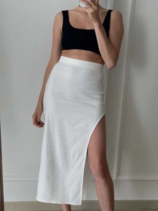 Спідниця міді з розрізом біло-молочна