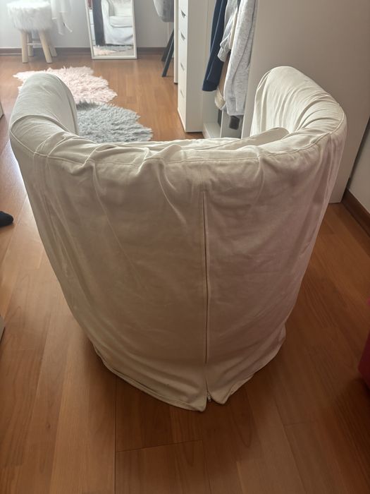 Poltrona branca com almofada