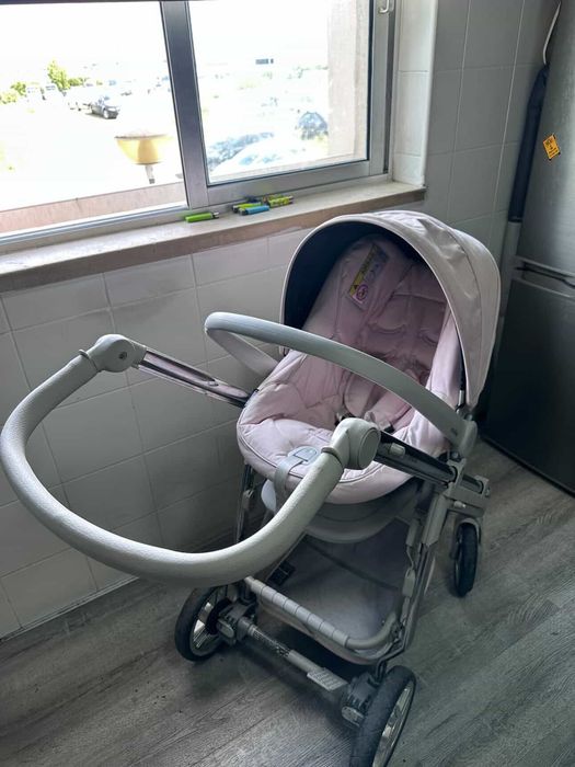 Carrinho bebé cor de rosa