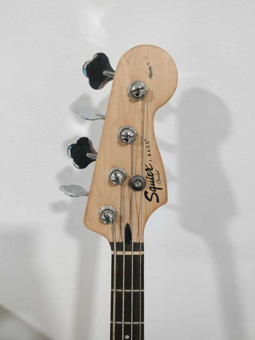 Baixo Squier by Fender Jazz Bass Affinity + Saco Thomann