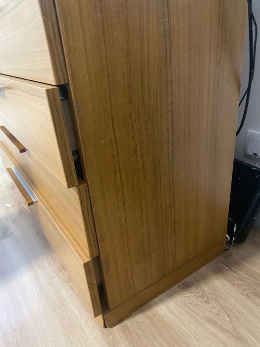 Cómoda: Bastante arrumação, gavetas a deslizar bem, com algum chamuscado na parte baixa lateral - por 30€