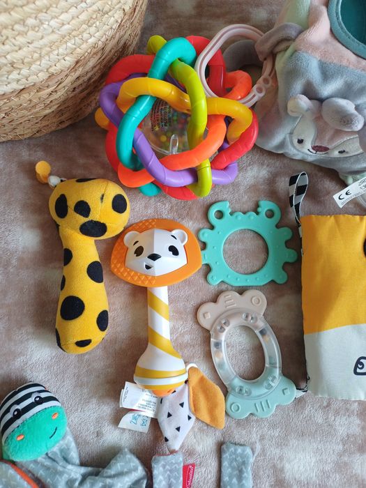 Zestaw zabawki dla niemowlaka kolorowe grzechotki książeczka sensorycz
