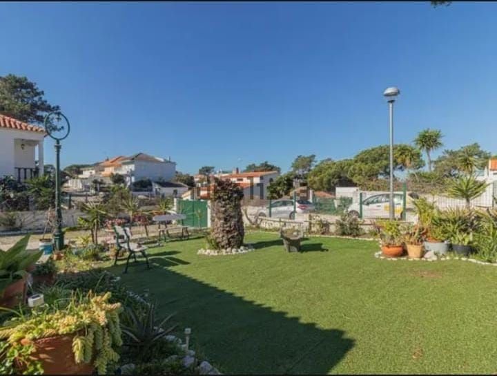 Lagoa de Albufeira. Moradia térrea com estrutura para o segundo andar.