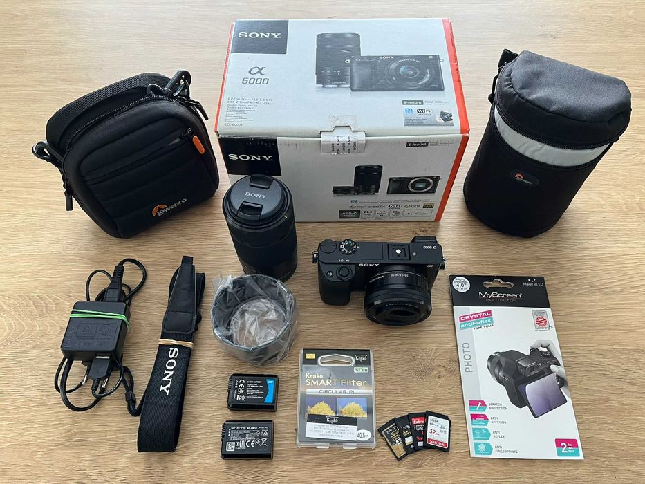 Sony A6000 + 2 obiektywy Sony + 2 baterie + 2 futerały + karty pamięci