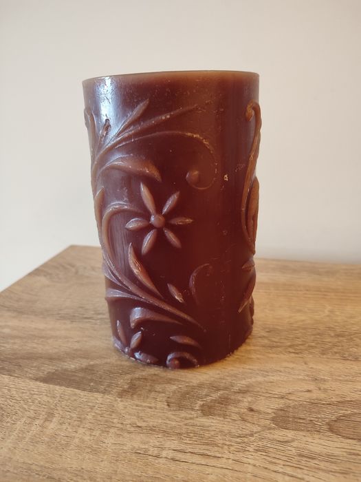 Vela decorativa em tons bordeaux