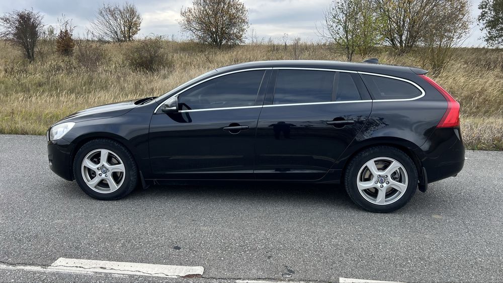 Автомобіль Volvo V60