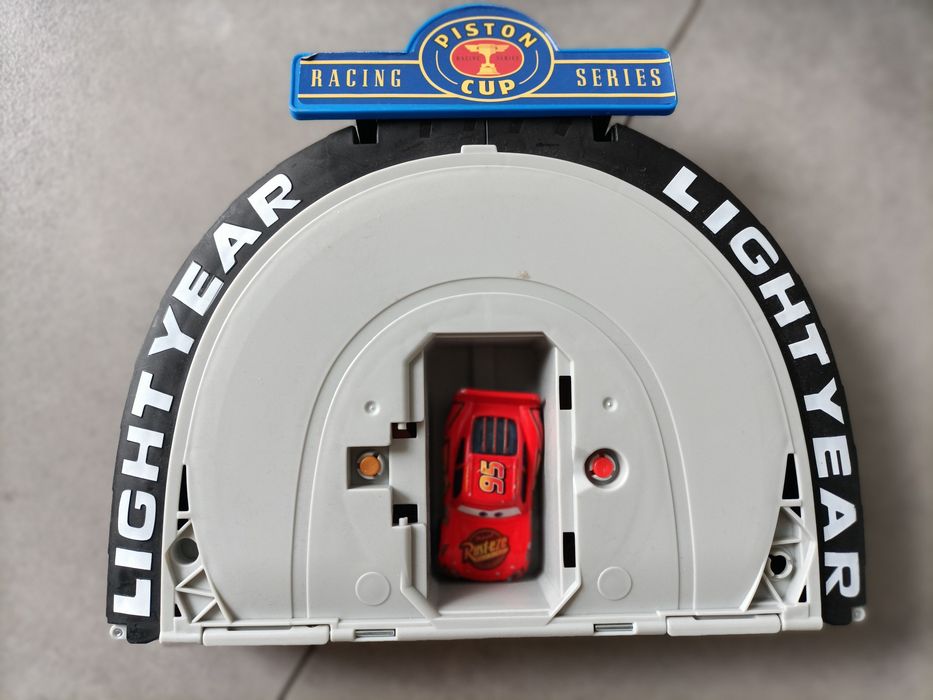 Disney Pixar Cars 3 przenośny zestaw Auta zygzak McQueen auto