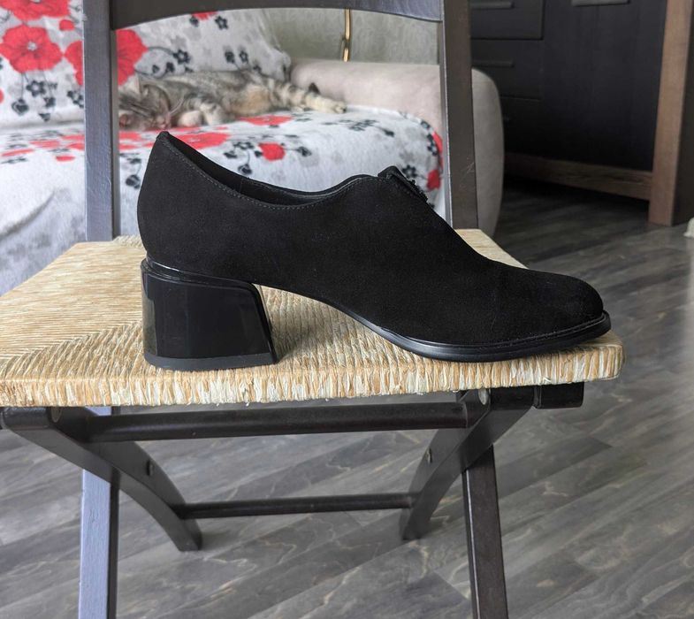 Нові замшеві туфлі бренду Brocoli