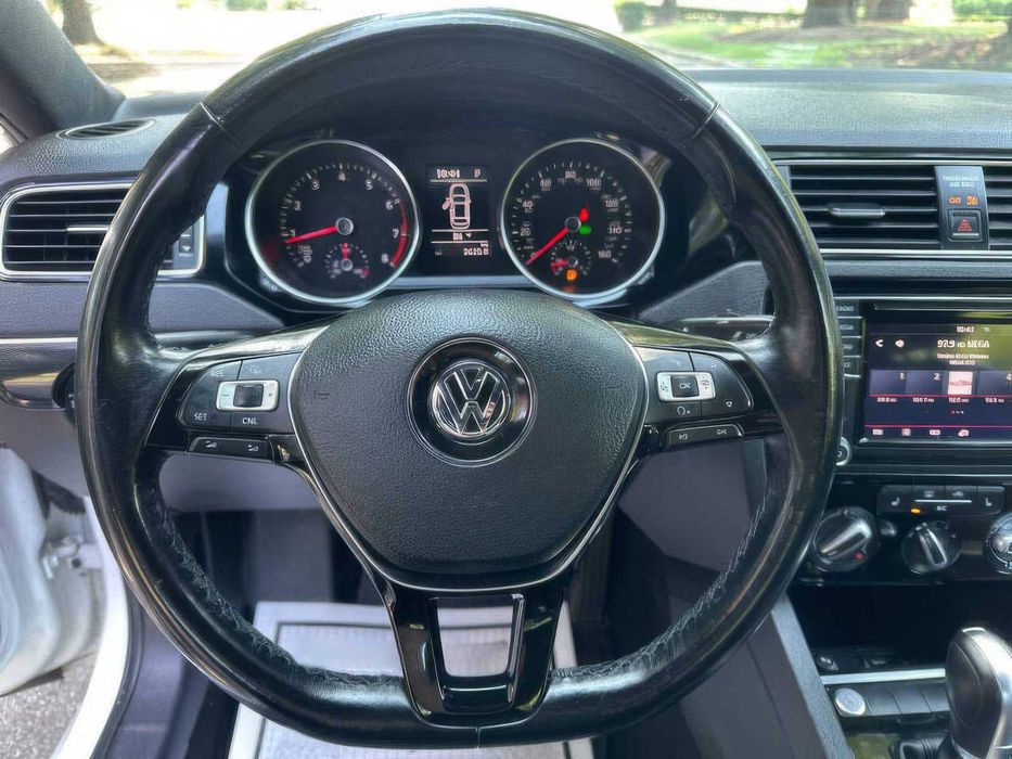 Volkswagen Jetta      2018