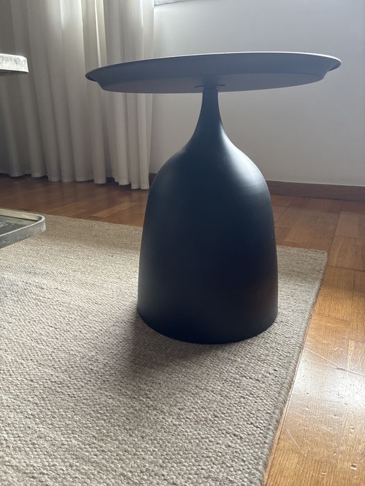 Mesa de apoio em metal preto