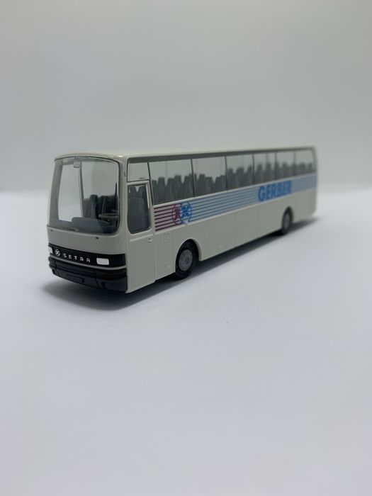 Setra S 215 HD da Herpa escala 1/87