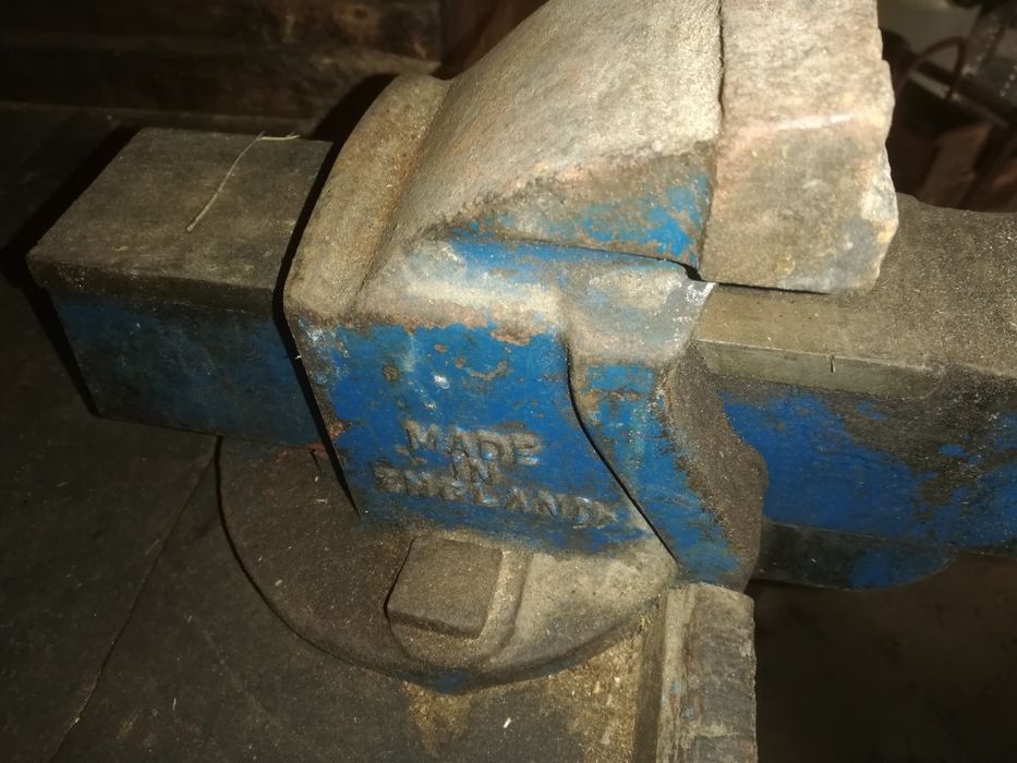 Torno de mesa em bom estado.