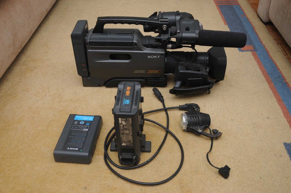 Máquina de filmar, Sony DSR - 250 P, com 2 baterias e carregador e iluminador