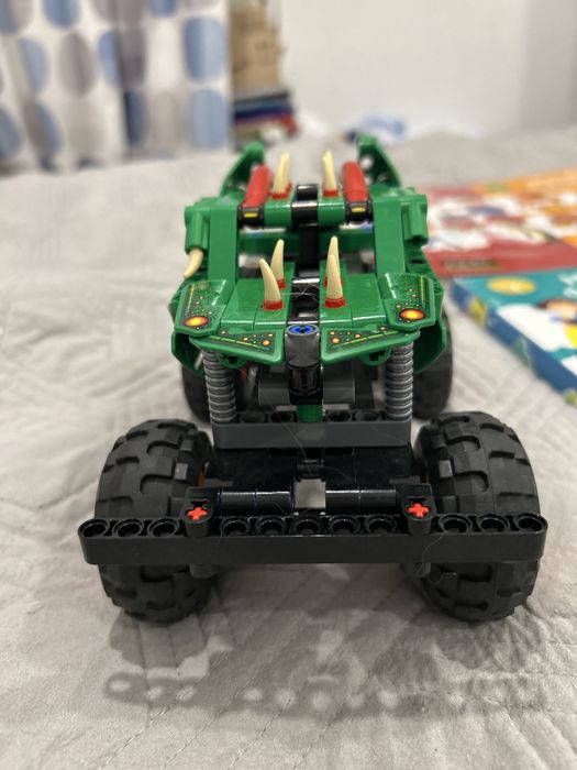 Carro de lego em pefeito estado