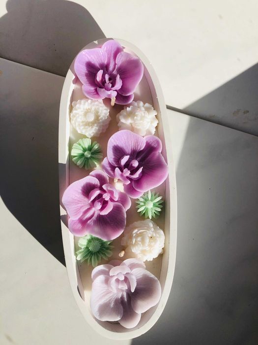 Świeca świeczka w owalnym dużym pojemniku kwiaty