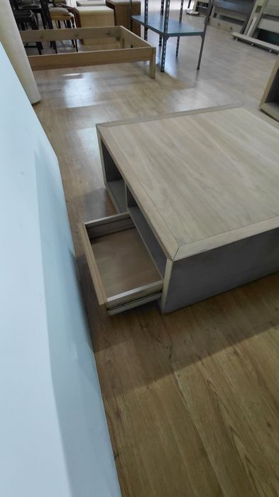 Mesas de  centro variadas (envernizadas e em bruto) a partir de 30 euros