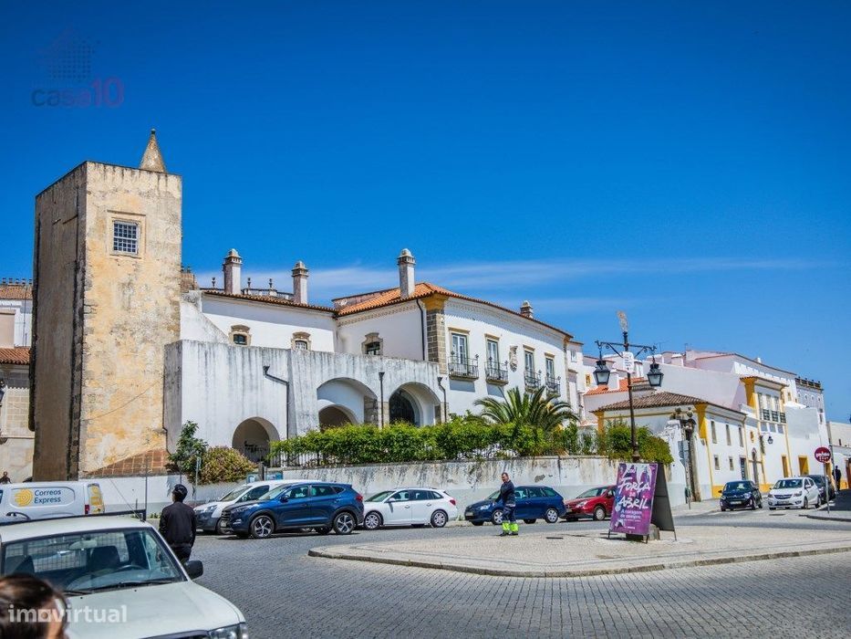Vende-se edifício de arquitetura sublime no centro histórico de Évora!