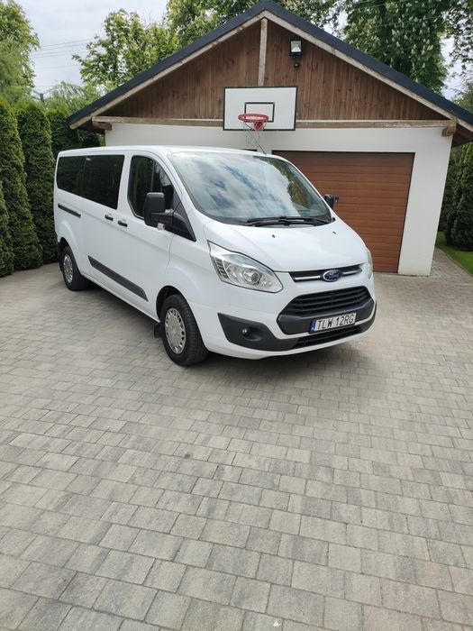 Wynajem Wypożyczalnia samochodu busa – Ford Transit Custom 9-osobowy