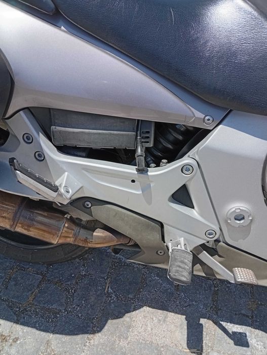 Moto estradista em bom estado