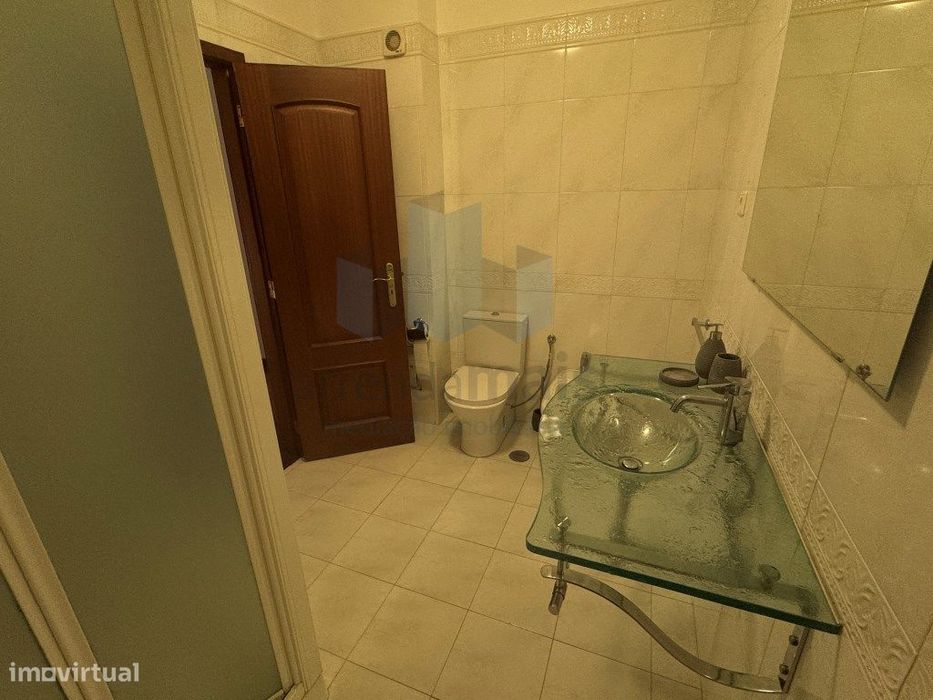Arrenda-se excelente T3 em ultimo piso com terraço de 120m2 em Celas