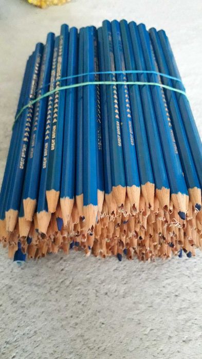 Kredki Staedtler żółty zielony niebieski.