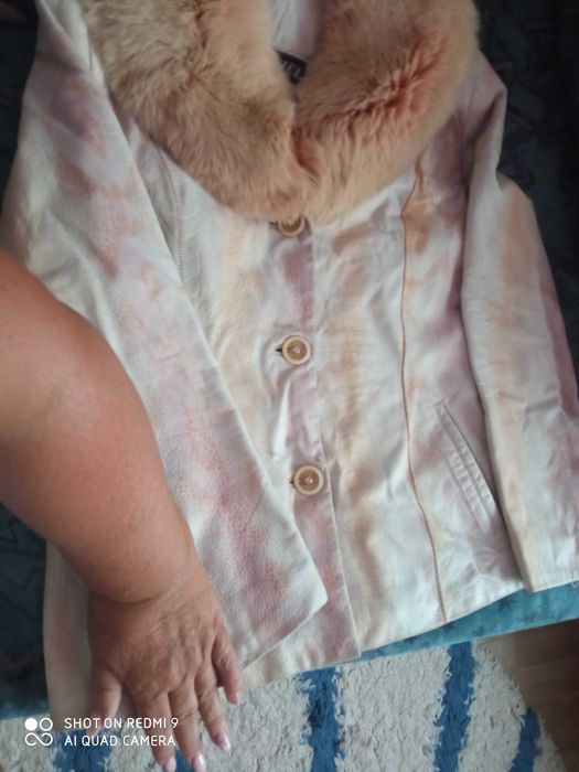 Продаю женский  кожаный пиджак с натуральным меховым воротником