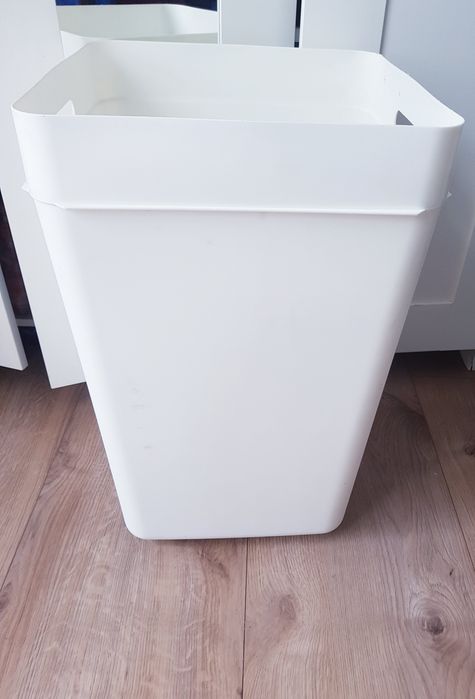 Plastikowy kosz na pranie marki Ikea 60 litrów