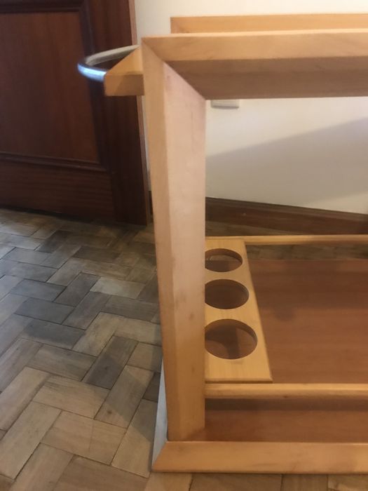 Mesa / bar com rodas