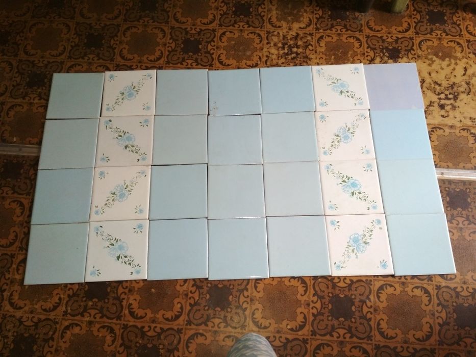 Продам советский кафель  15 Х 15 см. Новый бледно- голубой и с рисунко