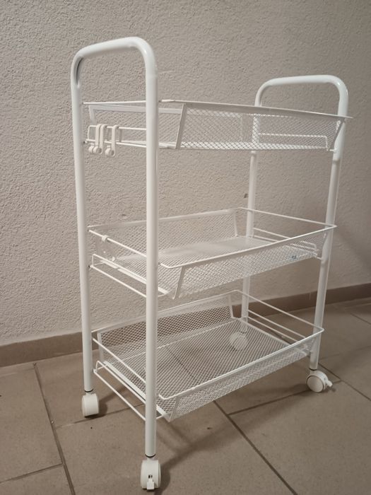 Regał biały na kółkach