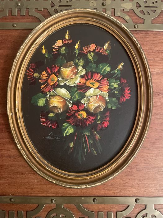 Quadro oval com ramo floral pintado a óleo com moldura
