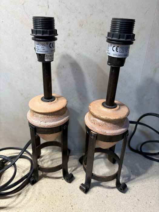 Par de candeeiros de mesa vintage em ferro e cerâmica