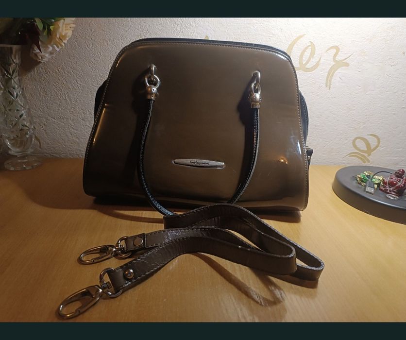 Кожаная лаковая сумка