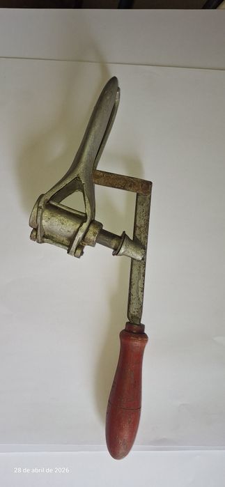 Maquina de engarrafar muito  antiga.