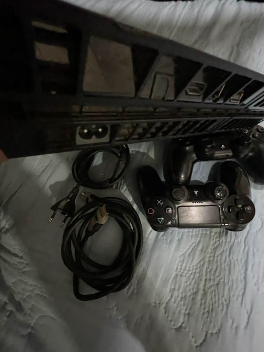 Vendo ps4 com dois comandos