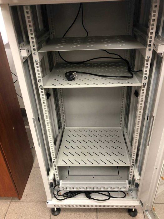15000 грн. Продам сервер Intel Xeon+серверну шафу. Відмінний стан
