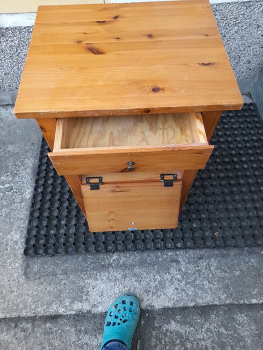 Sosnowa szafka minibarek