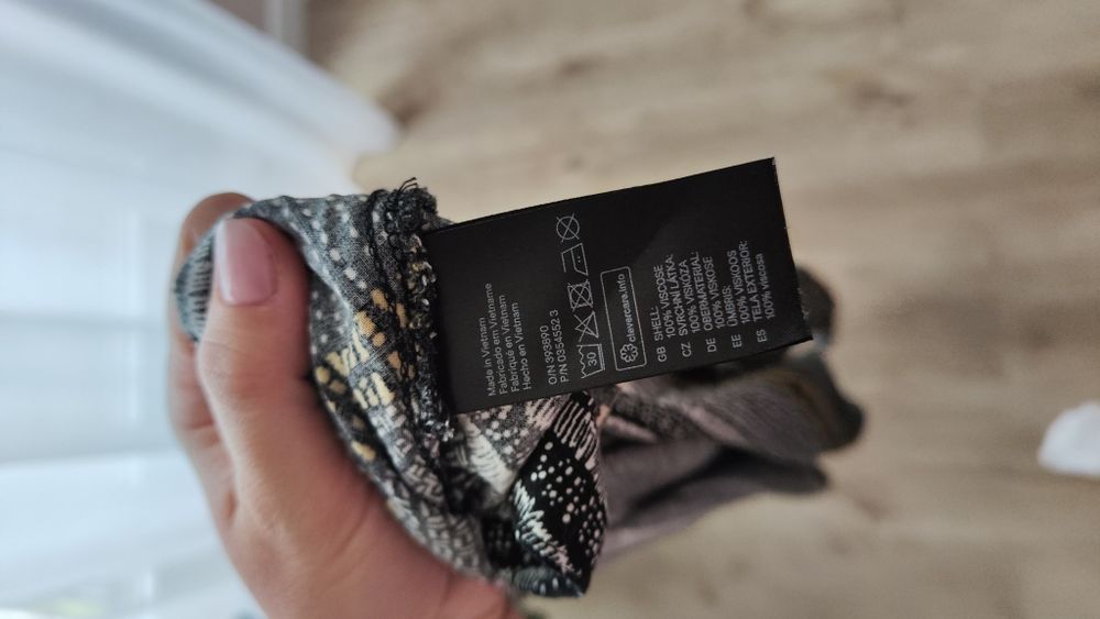 Luźna zwiewna sukienka czarna z żółtymi kropkami H&M