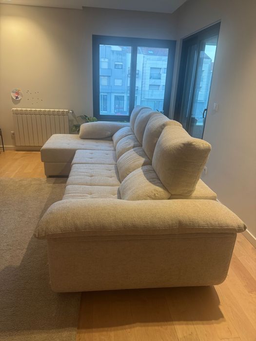 Sofá 4 lugares com chaise long e arrumação