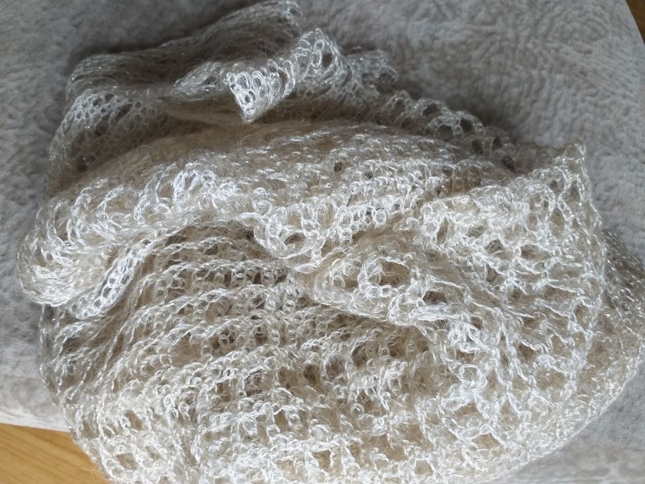 Chusta , szal  z wełny że srebrną nitką  robiony ręcznie.