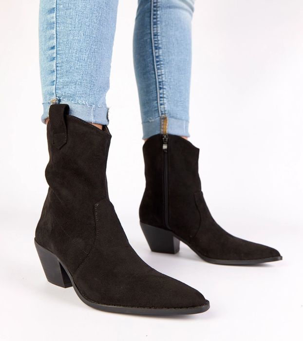 Czarne kowbojki na słupku Alka